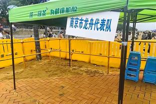 六台：与那不勒斯欧冠比赛前，拉波尔塔、德科和对方高层聚餐